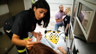 Dos paramédicos cachondos resolviendo la emergencia como mejor saben