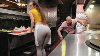 La chef tetona necesitaba más carne en la espalda