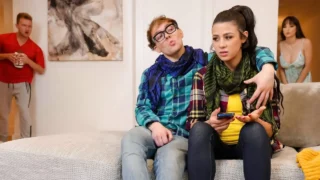 Zorra adolescente sabe cómo dar una excelente primera impresión a la familia de su novio – PARTE 1