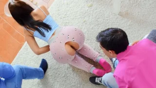 Jordi se folla a la novia de su amigo por un agujero del pantalón del pijama