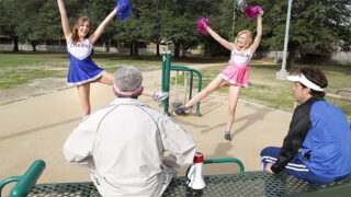 Las pequeñas animadoras de papá se follan juntas