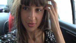 Chica desnuda se masturba en el asiento trasero del coche