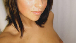 Cachonda novia de ojos azules adora la polla dura