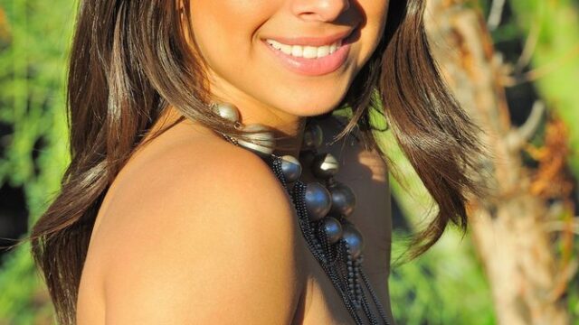 Chica de aspecto inocente nos provoca con sus grandes tetas mientras se masturba con un consolador