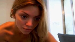Chica desnuda con deliciosas tetas grandes se graba en la ducha