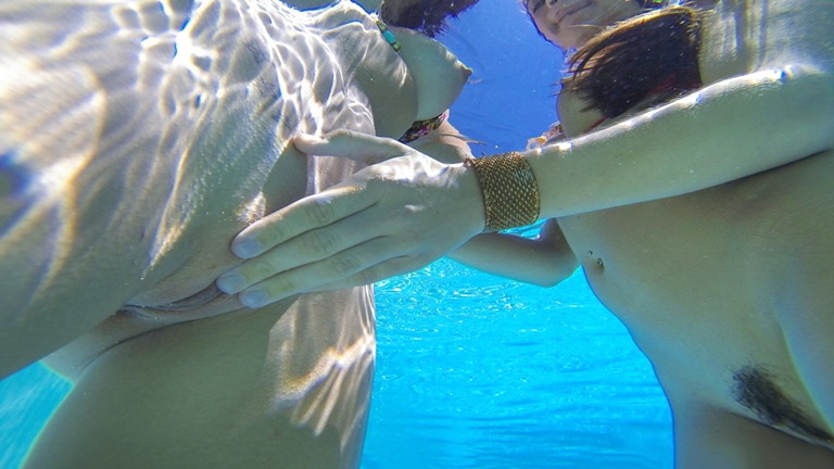 Chicas desnudas haciendo el amor en la piscina
