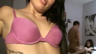 Dos sexys universitarias organizan una fiesta salvaje en su dormitorio con un par de chicos