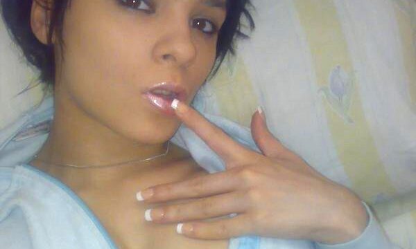 Morena sexy se dispara en el espejo