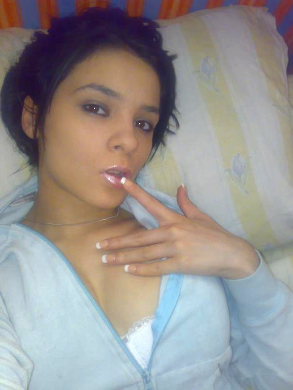 Morena sexy se dispara en el espejo