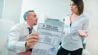 Seductora codiciosa folla, recibe un tratamiento facial y le dispara a su socio unos días antes de Navidad