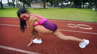 Una atleta morena tetona con un culo apretado me hizo una garganta profunda antes de montarme el eje.