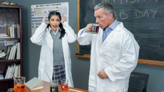 Universitaria experimentó con hormonas sexuales y la polla de su profesora