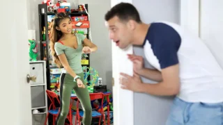 ¡La hermana menor quiere hacer un video de tiktok y deja que su hermanastro la folle como una putita!